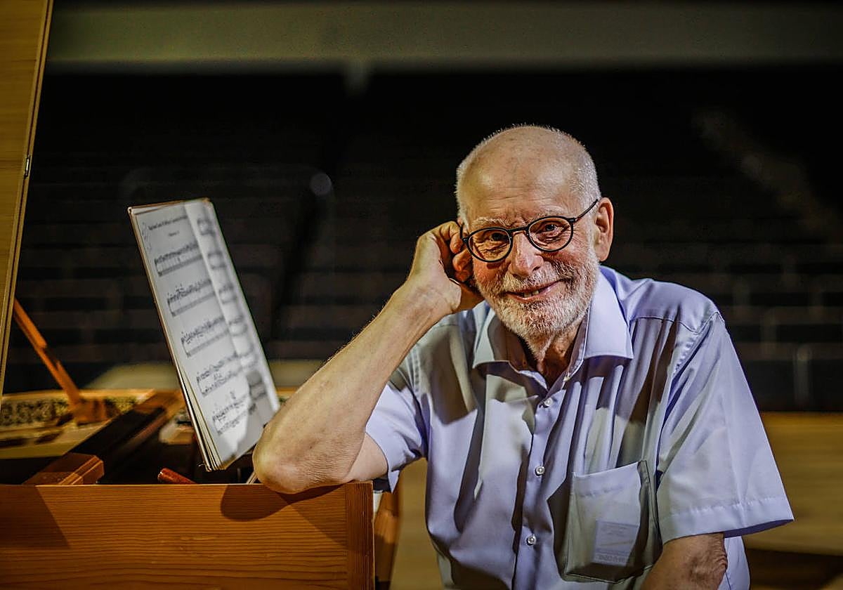 El director Ton Koopman, ante el clave, en el Auditorio Falla.