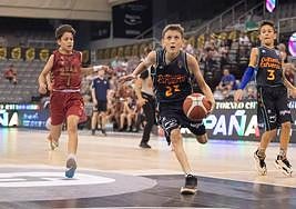 Adrian Smitz del Valencia, busca el aro ante la mirada de Marcos Molina, del UCAM (i).
