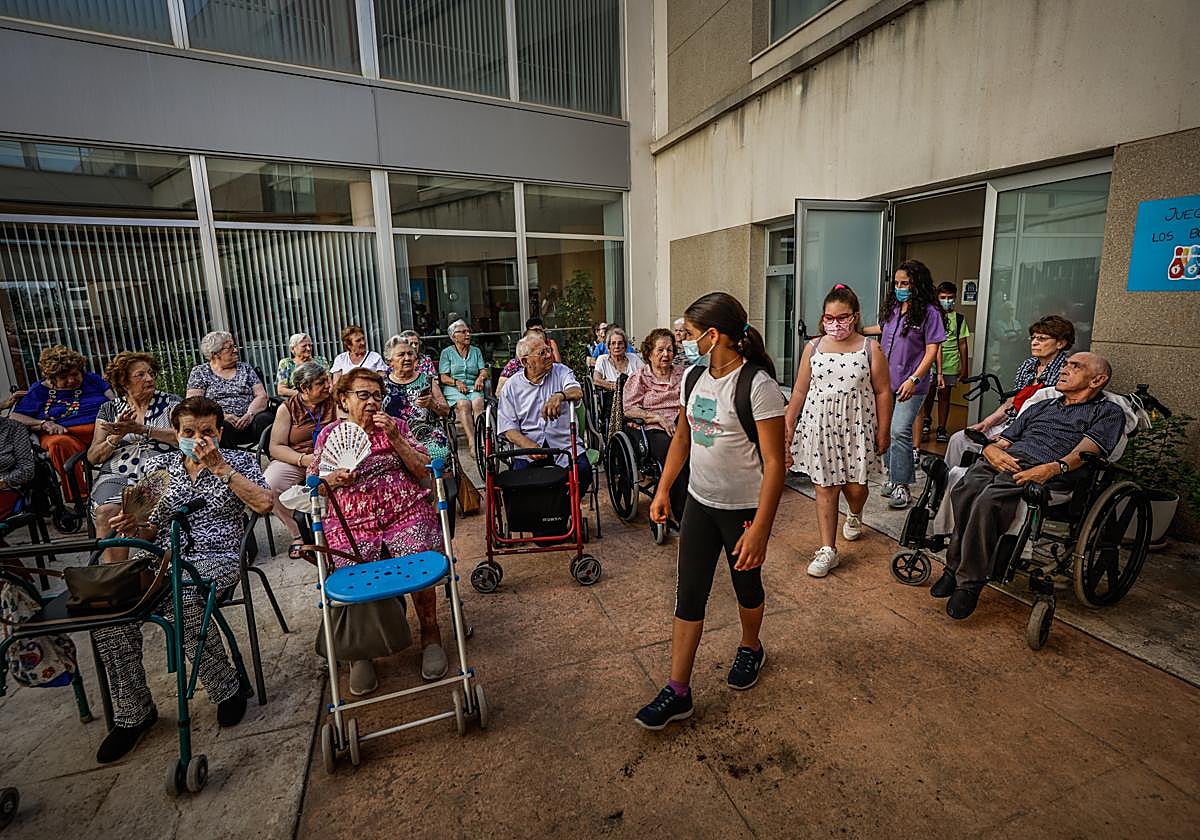 Los ancianos aguardan la entrada de los menores en su último día de convivencia.