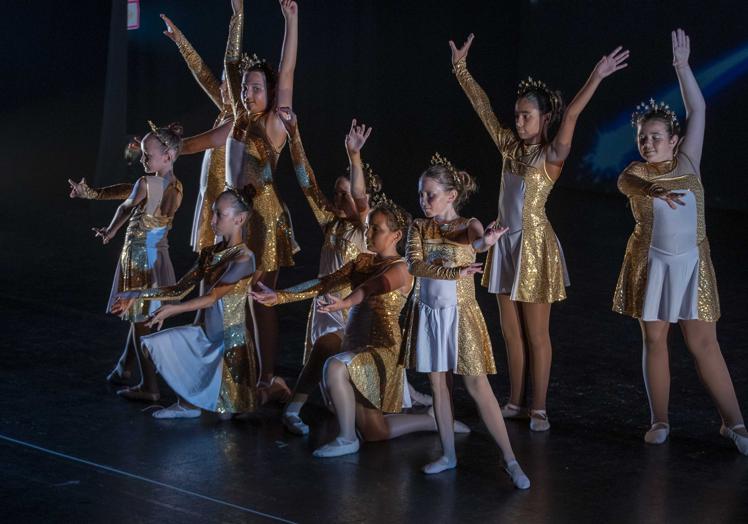 Imagen principal - El Festival de Danza de Adagio llena el Auditorio de arte y solidaridad con la Asociación Contra el Cáncer