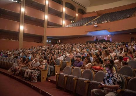 Imagen secundaria 1 - El Festival de Danza de Adagio llena el Auditorio de arte y solidaridad con la Asociación Contra el Cáncer