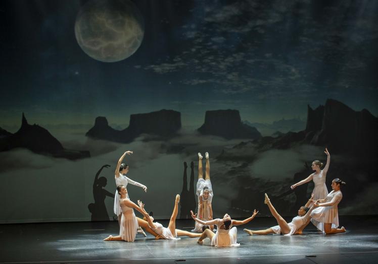 Imagen principal - El Festival de Danza de Adagio llena el Auditorio de arte y solidaridad con la Asociación Contra el Cáncer