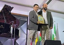 Francisco Reyes y el alcalde Iván Cruz.