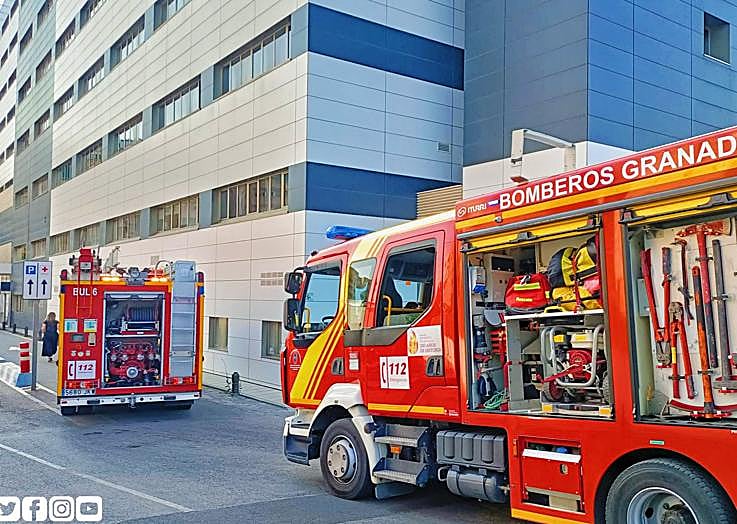 Los camiones que han acudido al Hospital.