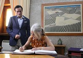 La consejera de Desarrollo Educativo firma en el libro de honor de Jaén, en presencia del alcalde.