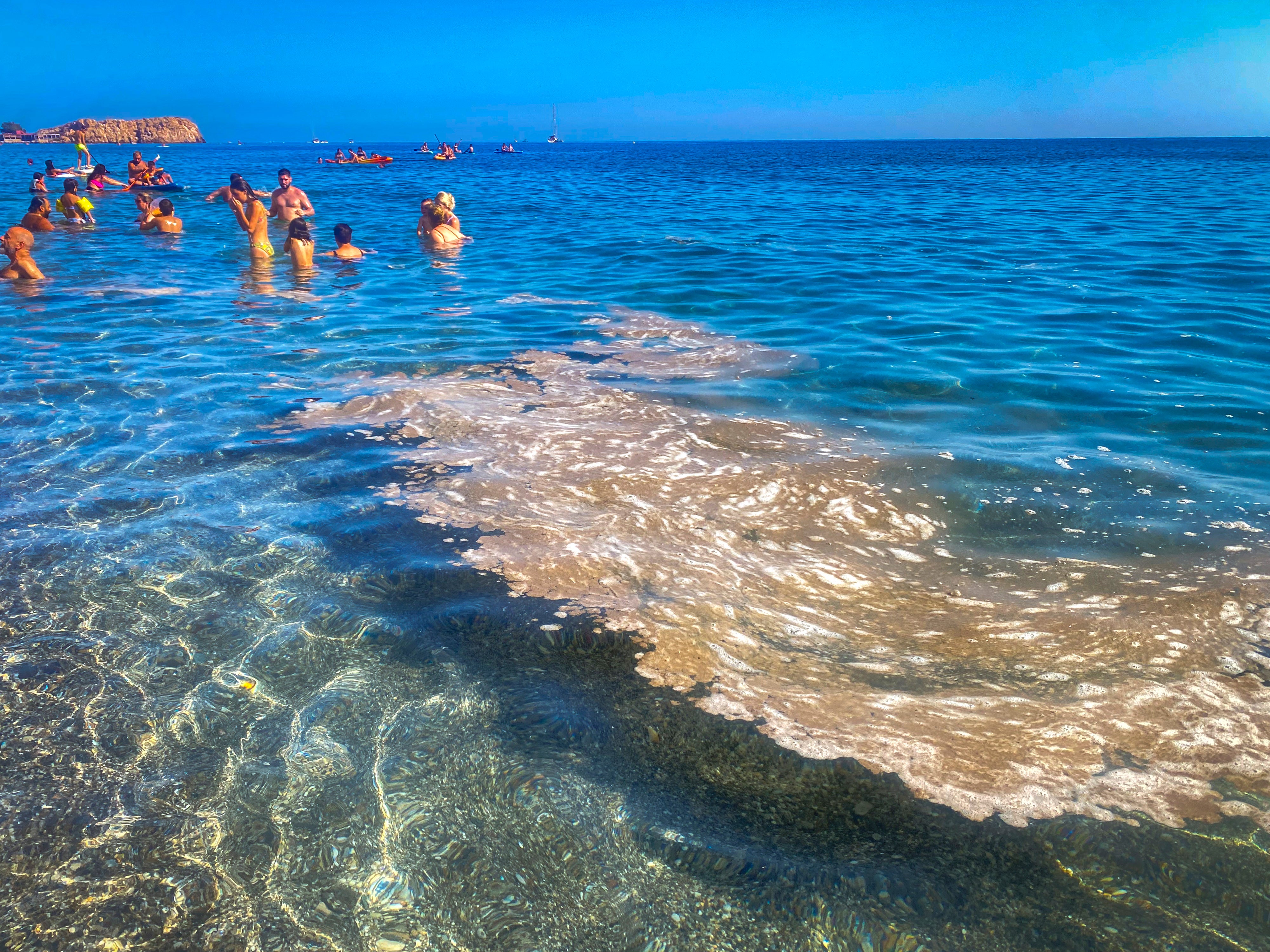 Las imágenes de la &#039;mancha&#039; en las playas de Granada