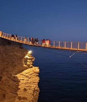 Imagen secundaria 2 - Torrenueva sin playa por un temporal en los años 50. | Actual paseo marítimo de la ya independiente Torrenueva Costa | Puente colgante recién estrenado.