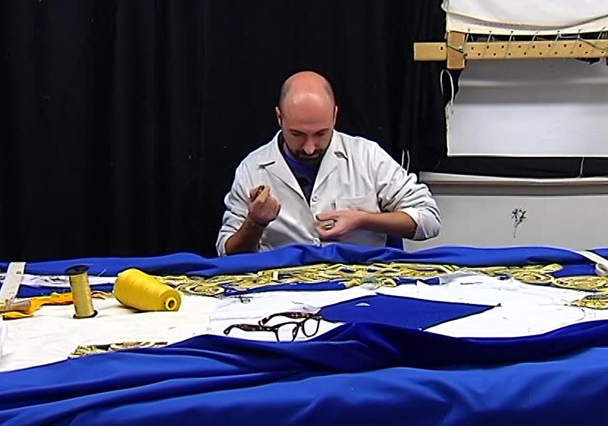 Nuevo manto para la Virgen de la Paz.