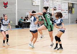 Lanzamiento de una jugadora de Balonmano Ciudad de Granada.