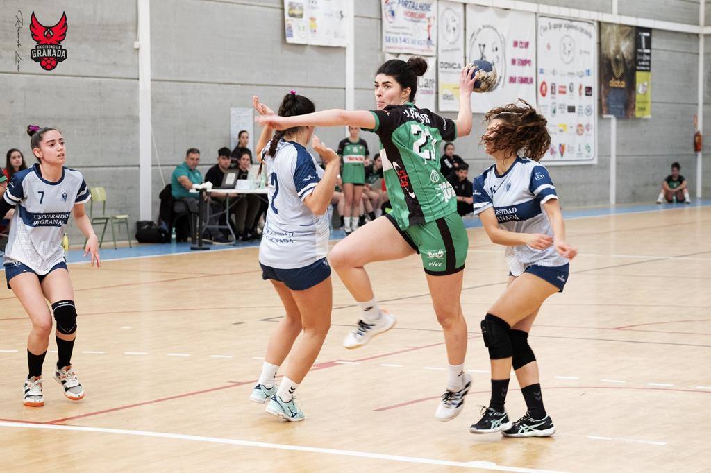 Lanzamiento de una jugadora de Balonmano Ciudad de Granada.