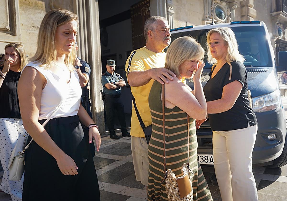 La familia de Ana Elena, a la entrada del juicio.