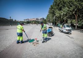 Dos operarios de Inagra limpian frente al Palacio de Congresos.