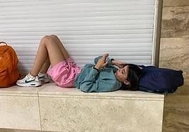 Una de las pasajeras que se quedó sin volar por overbooking y no pudo disfrutar de la entrada a un parque de atracciones.