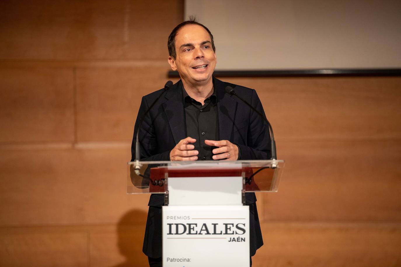 Alberto Conejero durante su intervención en la gala de los Premios IDEALES.