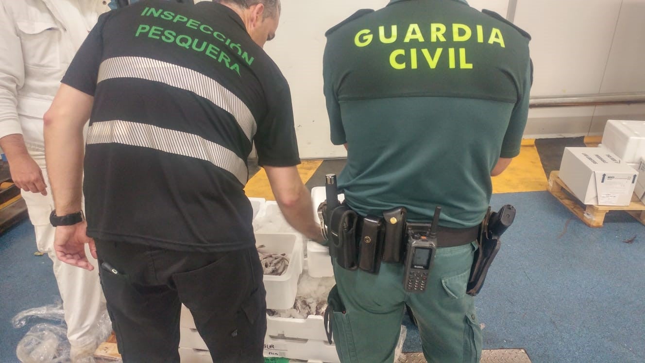 Efectivos de la Guardia Civil durante el decomiso.