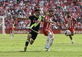 Adrián Embarba se anticipa a Óscar Valentín en el duelo del curso pasado en casa.