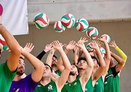 Los blanquiverdes se familiarizan con el toque de dedos.