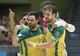 El jienense Míchel, izquierda, abrazado al argentino, Alan Brandi.