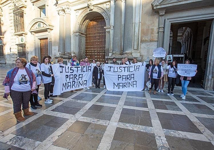 La familia de la víctima clamó justicia en Plaza Nueva durante la celebración del juicio.