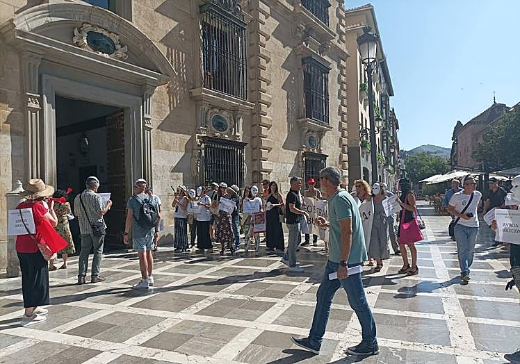 Los funcionarios judiciales de la capital en huelga protagonizaron una tremenda pitada este martes, coincidiendo con la celebración de un juicio con jurado en la Audiencia de Granada.
