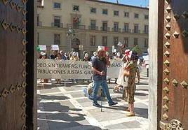 La concentración de los huelguistas de Granada de este martes frente al TSJA.