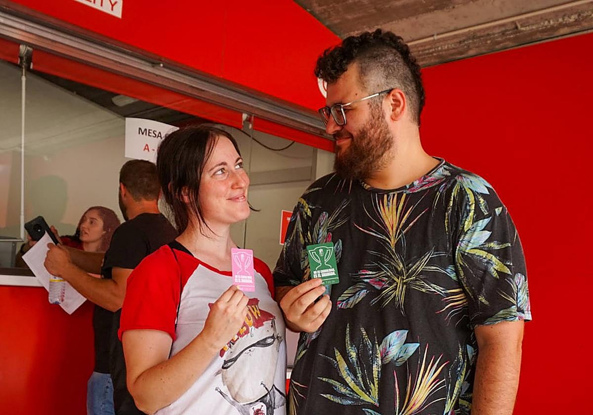 Sonia y Carlos, una pareja granadinista, posa con sus nuevos carnés.