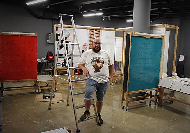 Huertas, en la sala donde se está montando la exposición.