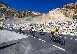 La zona de la carretera de Sierra Nevada con la ladera consolidada, ayer.