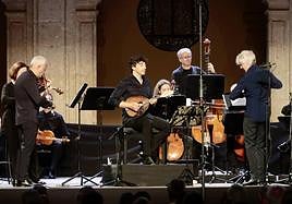 Avi Avital, con la mandolina, junto a Giovanni Antonini, director de Il Giardino Armonio, en el Colegio Mayor Santa Cruz la Real