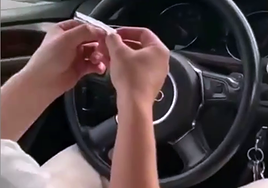 Cazan al conductor de un vehículo que se grabó liándose un cigarrillo a la vez que conducía con las rodillas