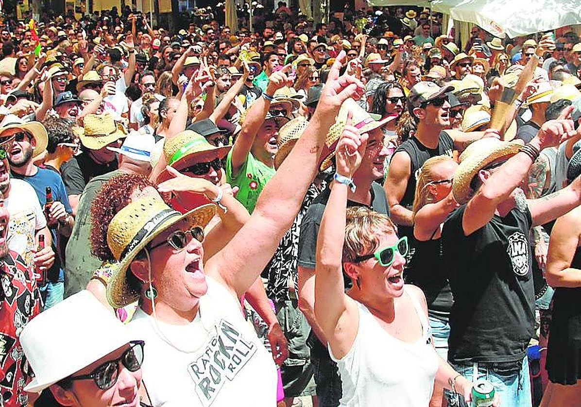 Gente en plaza Vieja durante un concierto.