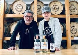 José Manuel y Concha posan junto a dos de sus ginebras y una cerveza Nevada.