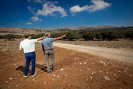 El alcalde de Alhama de Granada (izquierda) y el encargado de mantenimiento del Ayuntamiento señalan el límite histórico que el TSJA ha dado por bueno.