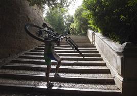Un ciclista en los bosques de la Alhambra.