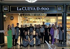 El nuevo restaurante de La Cueva de 1900 en Marbella y su personal.