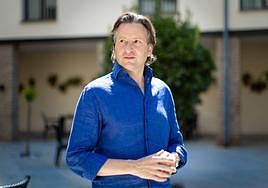 Gustavo Gimeno, ayer en el patio de su hotel.