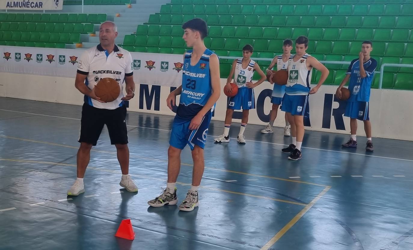 Segura imparte una sesión de trabajo en su campus.