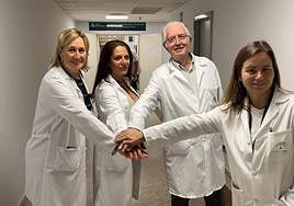 De izquierda a derecha: Gemma Álvarez, médica especialista en Análisis Clínicos; Isabel Romero, jefe de servicio de Radiodiagnostico; Francisco Ruiz-Cabello, jefe de servicio de Análisis Clínicos; y Eva Gutiérrez, médica de Urgencias de Neurotraumatología.
