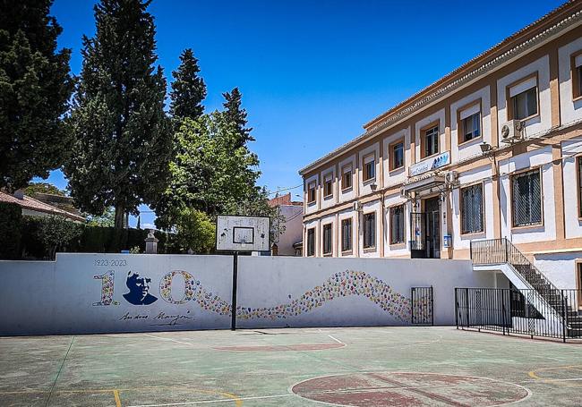 Mural que recuerda el centenario de la muerte del Padre Manjón en el Ave María de San Cristóbal