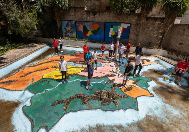 Clase de geografía en el Ave María Casa Madre