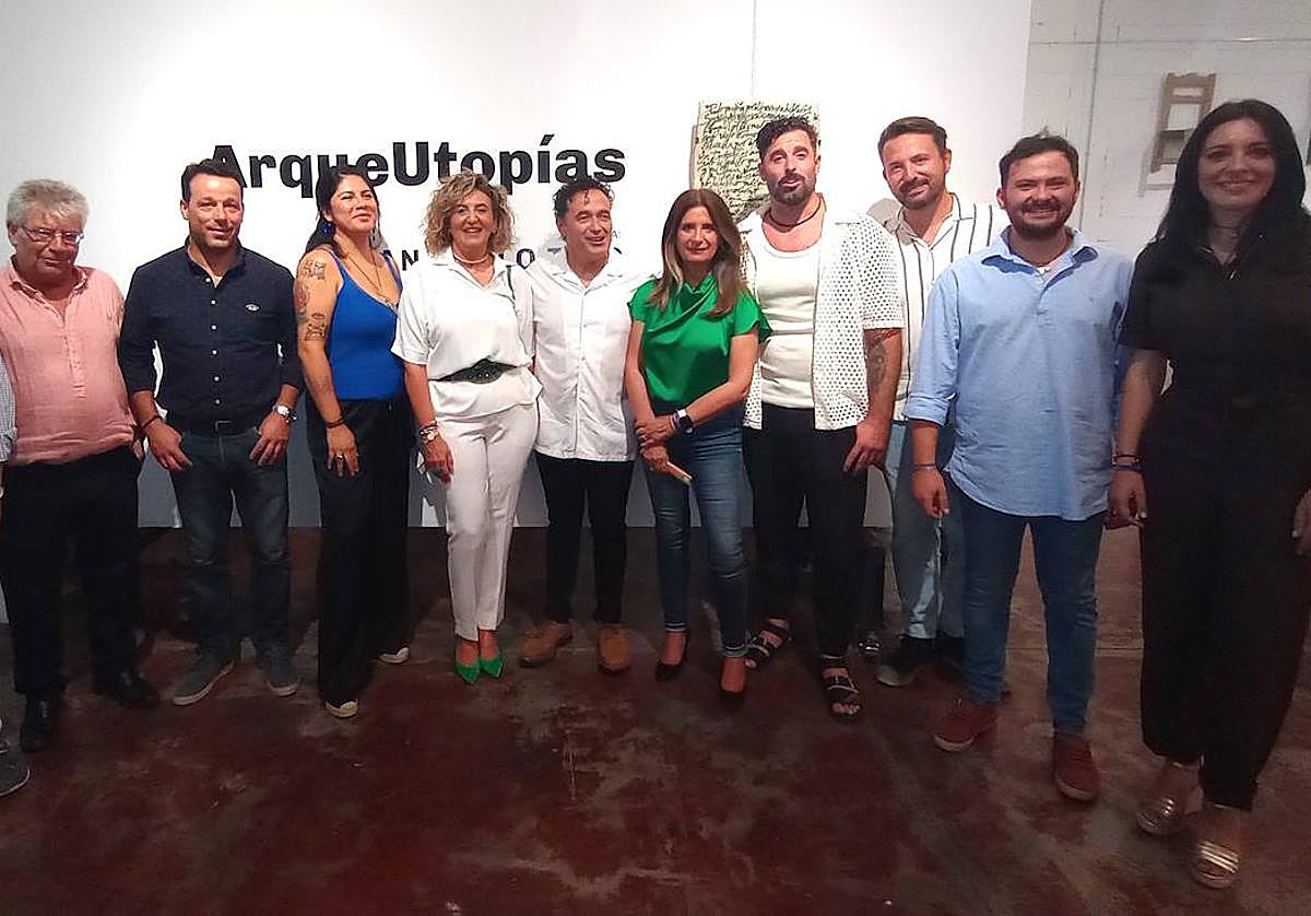 Artistas, miembros de Espacio Rampa y autoridades municpales, en una foto de familia.