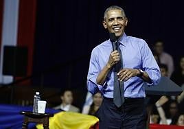 Obama en mangas de camisa.