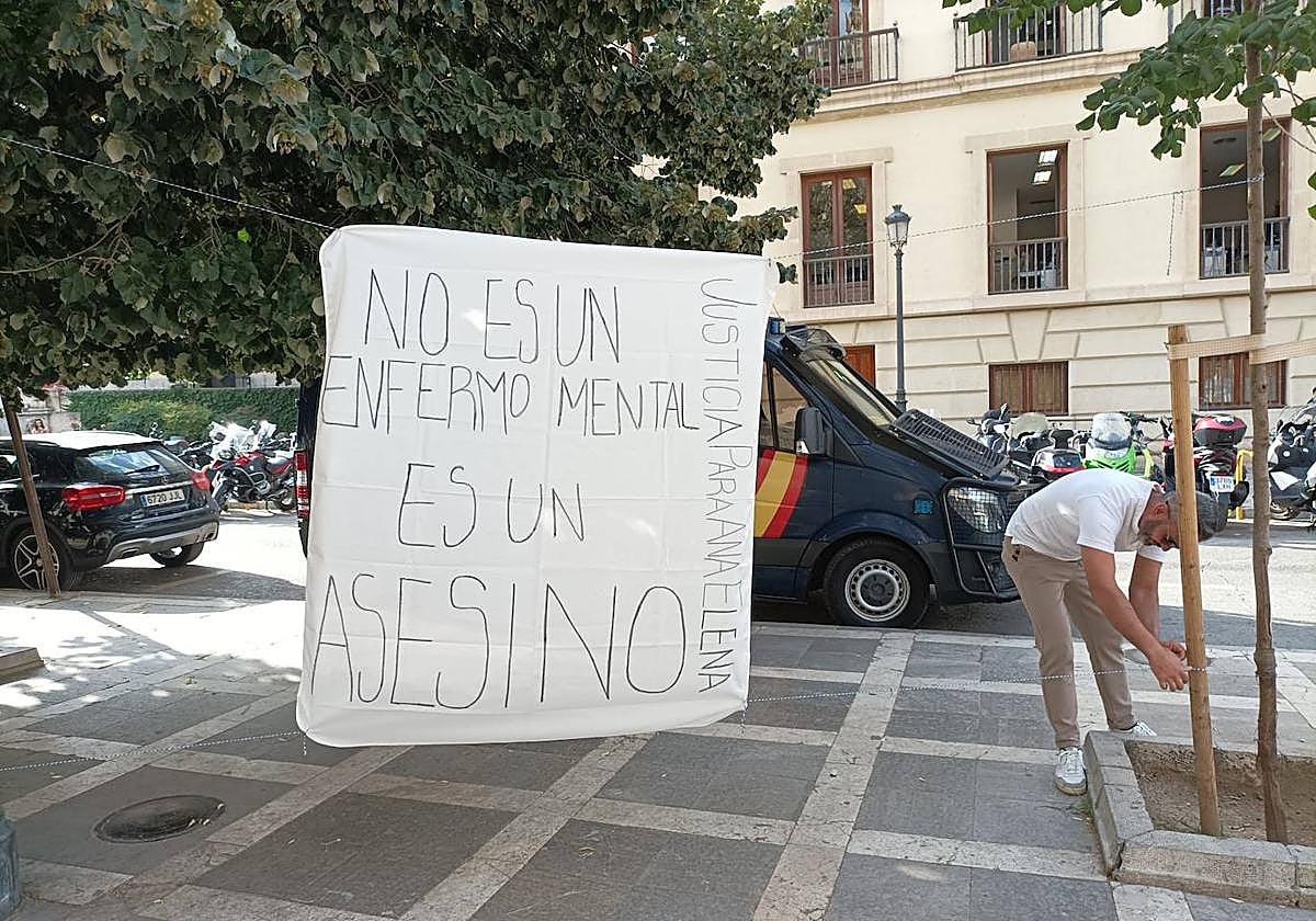 Pancarta colocada por la familia en Plaza Nueva durante la vista.