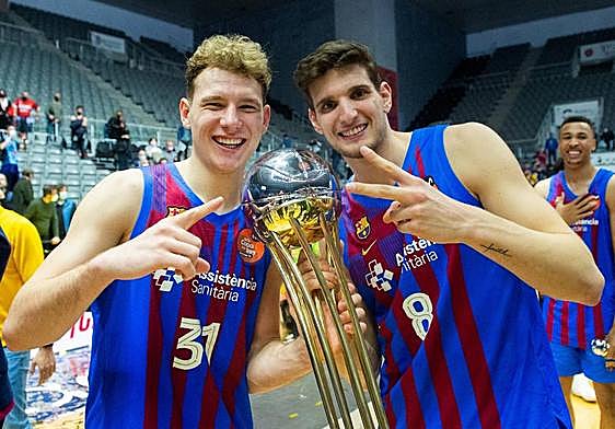 Sergi Martínez (d) celebra con Rokas Jokubaitis el título de la Copa del Rey 2022 en el Palacio de los Deportes de Granada.