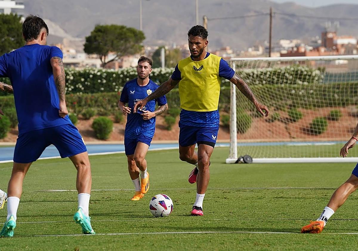 Luis Suárez encara a Arnau Solá, en la sesión matinal de este lunes.