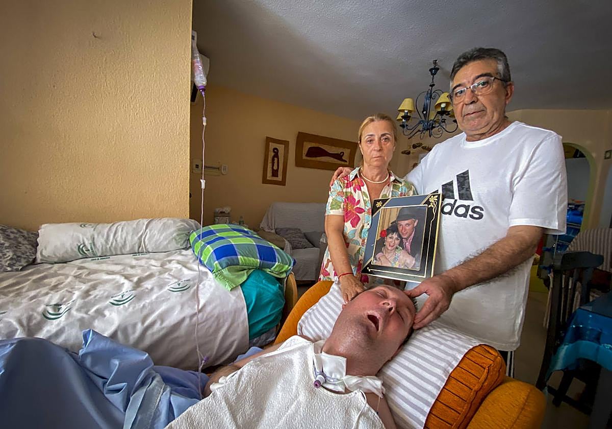 Víctor y sus padres, en la vivienda donde residen en Almuñécar. tín