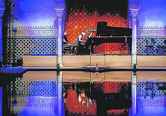La pianista Judith Jáuregui, en el tramo inicial del concierto, interpretando los 'Aforismos'.