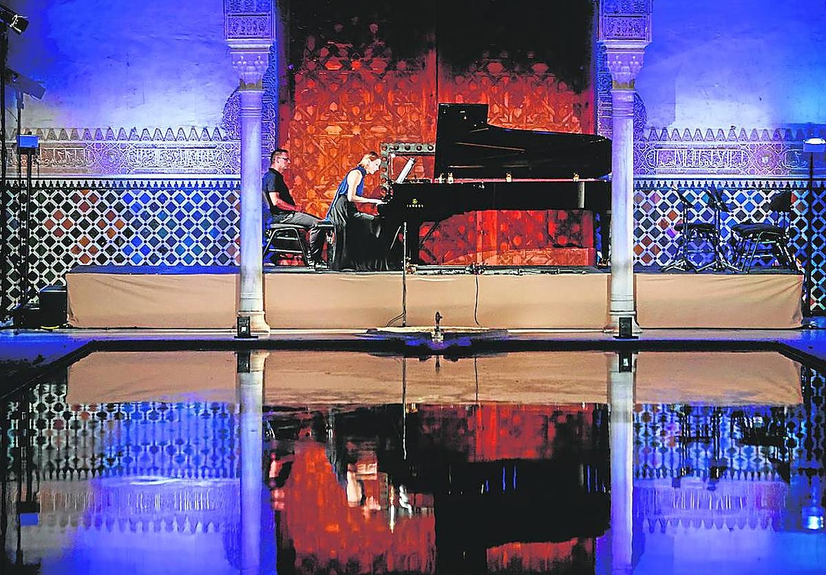 La pianista Judith Jáuregui, en el tramo inicial del concierto, interpretando los 'Aforismos'.