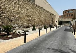 Muralla Jaén en la calle Molino de la Condesa Teresa Torres y, al fondo, el teatro.