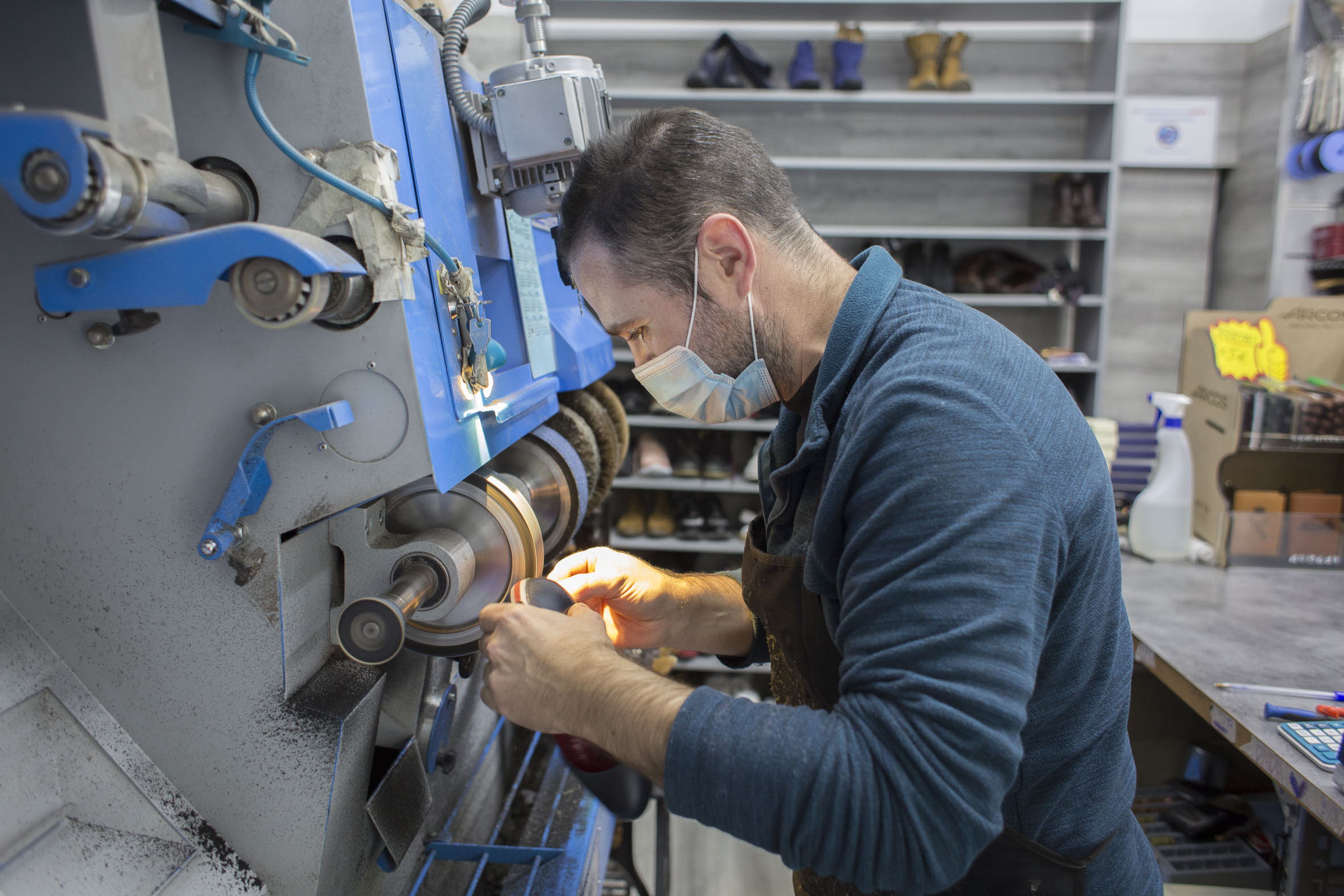 Un autónomo en su taller.